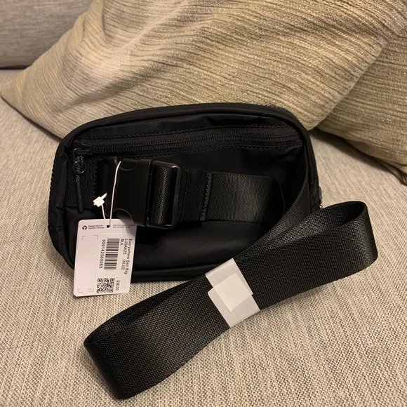 Lululemon Everywhere Belt Bag Black - Picture 4 of 6